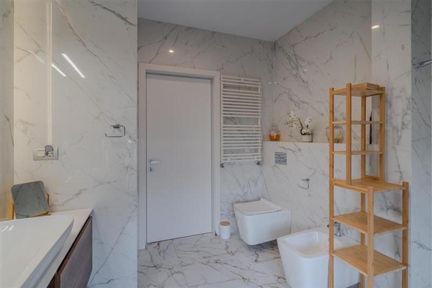 Penthouse cu 3 camere semidecomandat, mobilat în Central