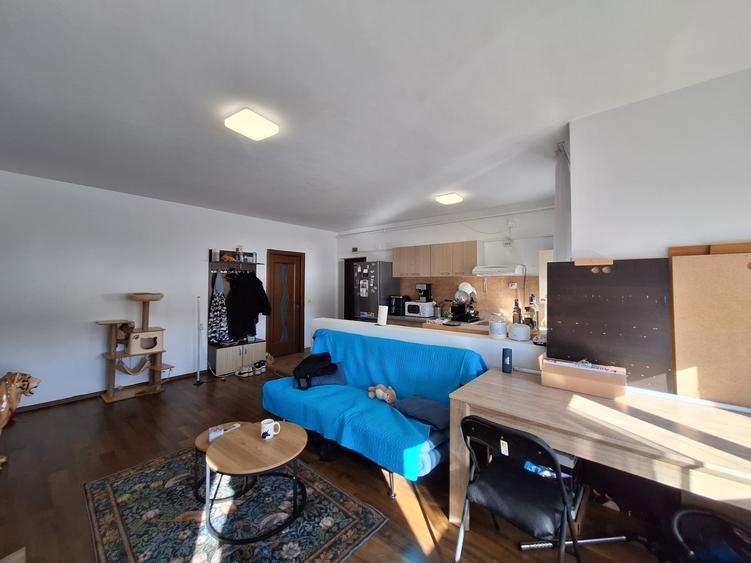 Apartament cu 2 camere semidecomandat, mobilat în Florești