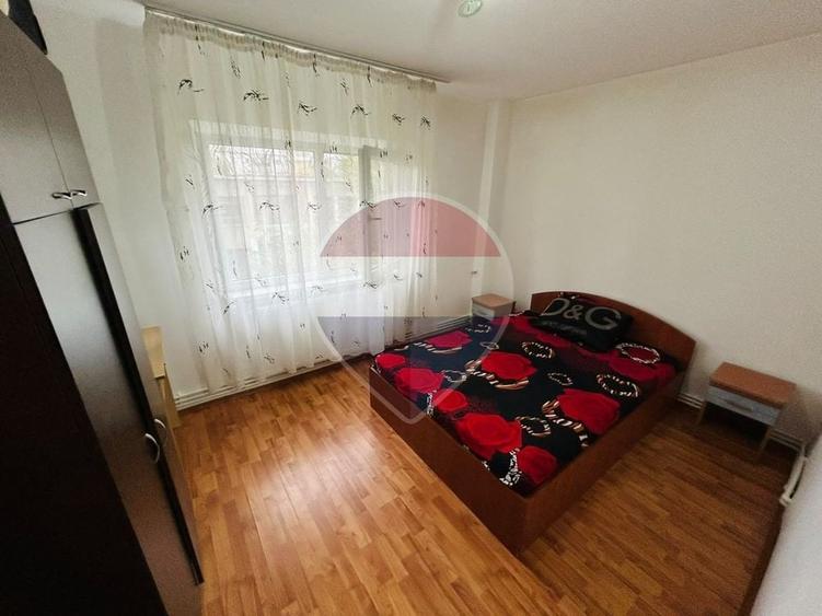 Apartament cu 2 camere semidecomandat, mobilat în Central