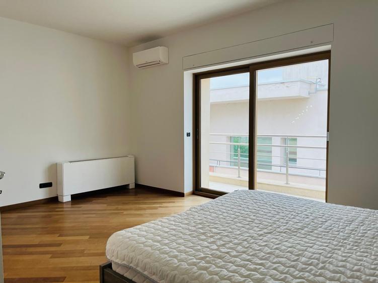 Apartament cu 5 camere decomandat în Primăverii