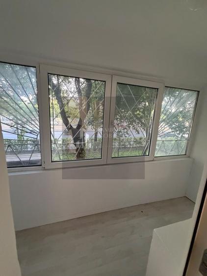 Apartament cu 3 camere semidecomandat, mobilat în Alexandru Obregia