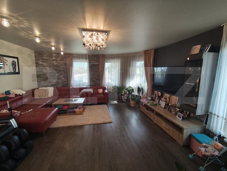 Casă individuală cu 6 camere cu Canalizare în Sânmartin