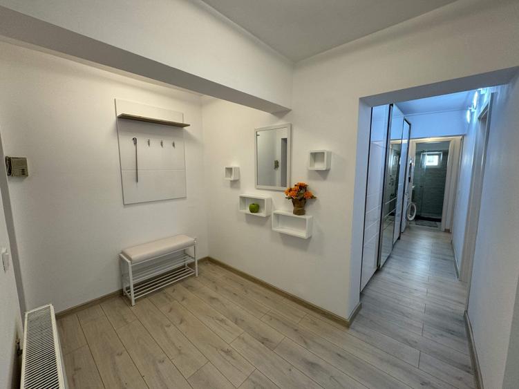 Apartament cu 3 camere decomandat, mobilat în
