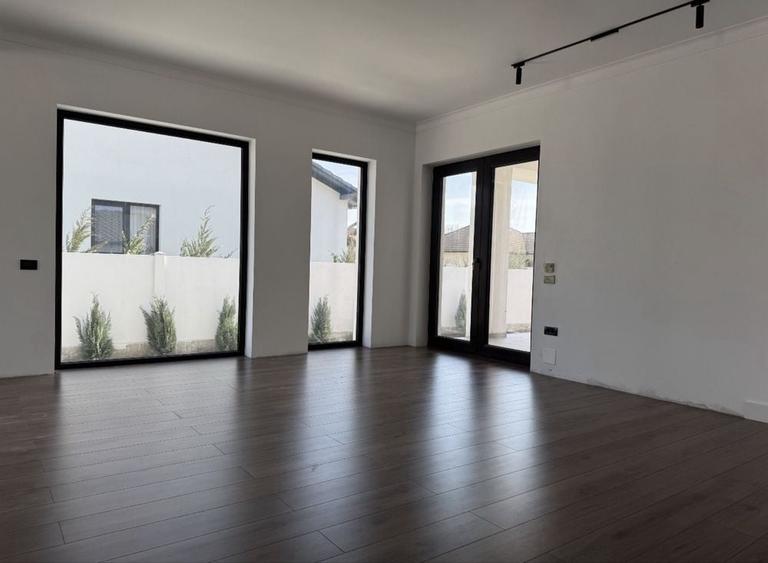 Casă cu 4 camere în Exterior Vest