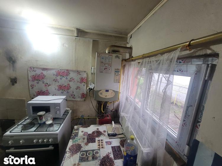 Casă cu 3 camere semidecomandat cu Teren 3197 Mp în Dumbrava