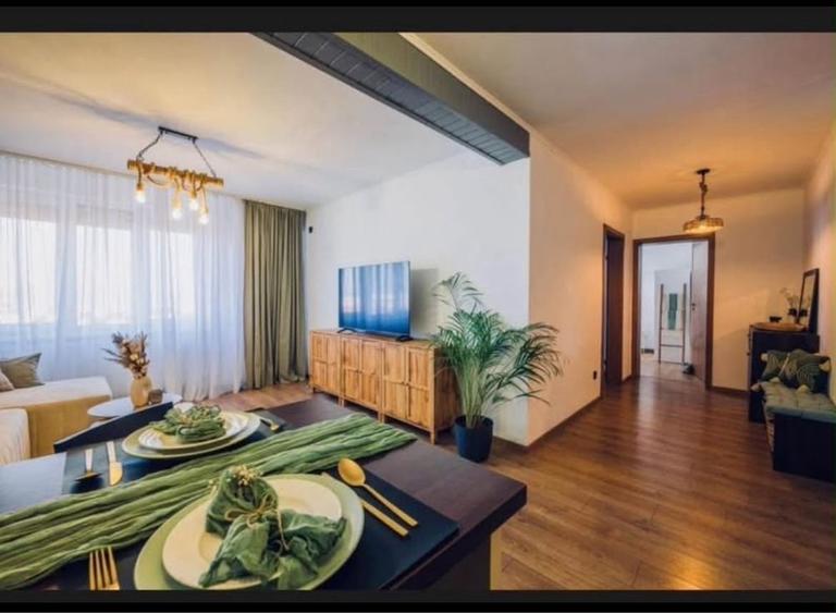 Apartament cu 3 camere decomandat în Central