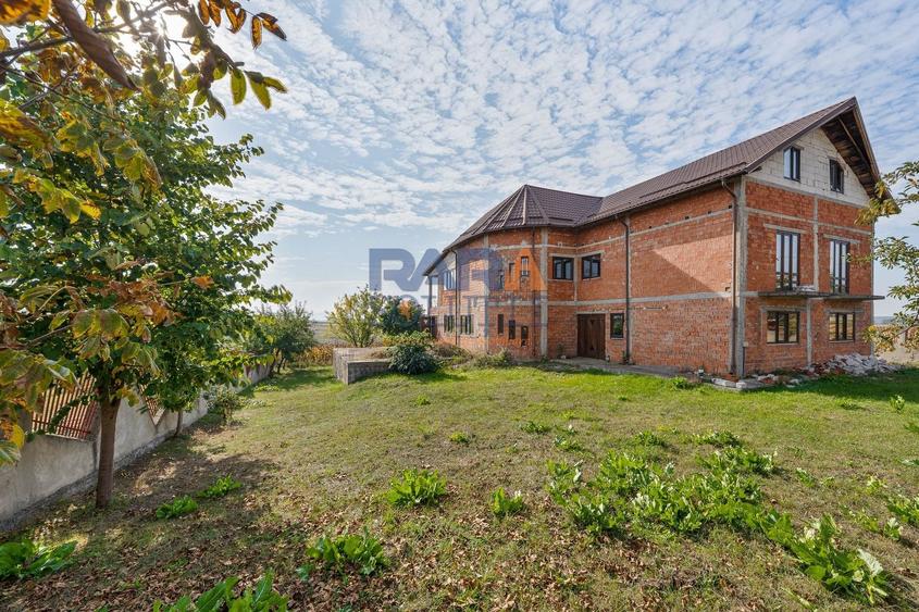 Casă cu 6 camere cu Garaj în Bâra