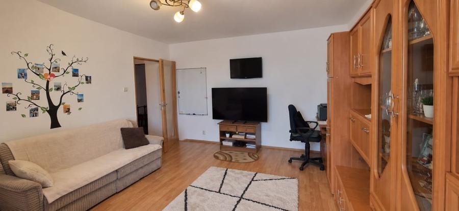 Apartament cu 3 camere decomandat, mobilat în Calea București