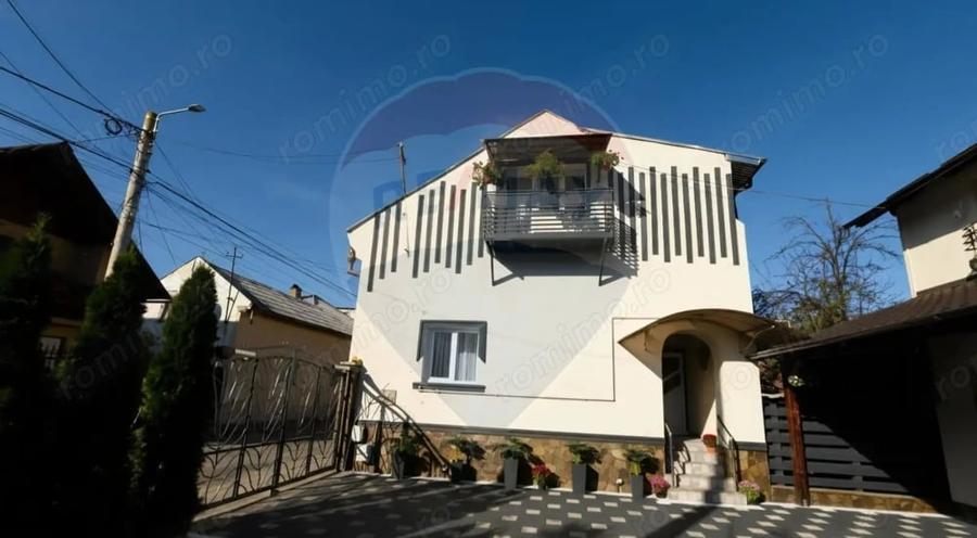 Casă cu 9 camere cu Teren 370 Mp în Central