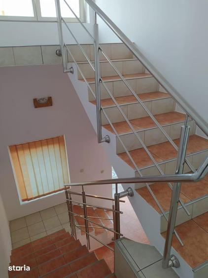 Casă cu 6 camere cu Canalizare în Central