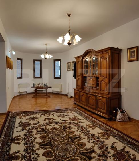Casă individuală cu 10 camere cu Canalizare în Central