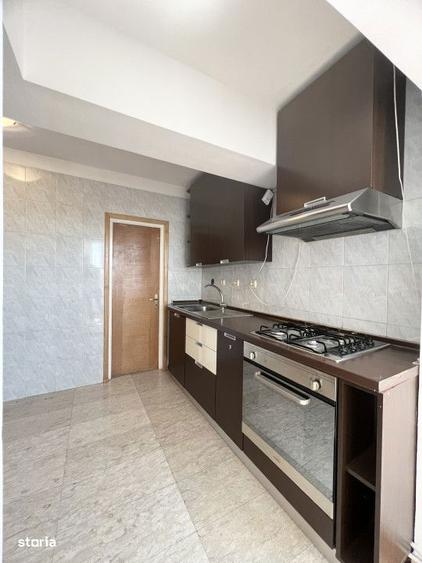 Apartament cu 4 camere în Văcăresti
