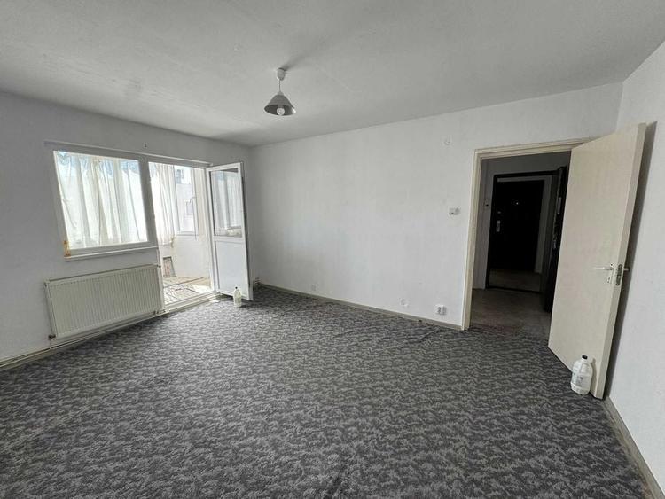 Apartament cu 4 camere semidecomandat în Centrul Civic