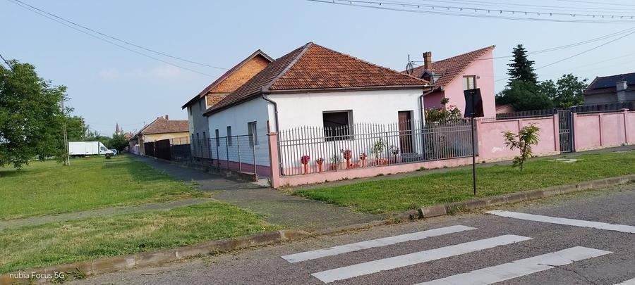 Casă cu 4 camere în Bârzești