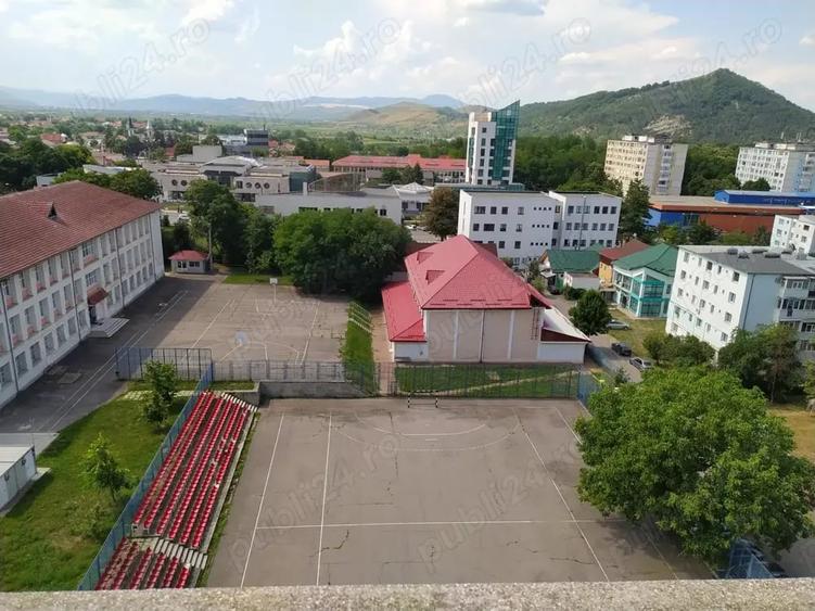 Apartament cu 3 camere semidecomandat în Onești