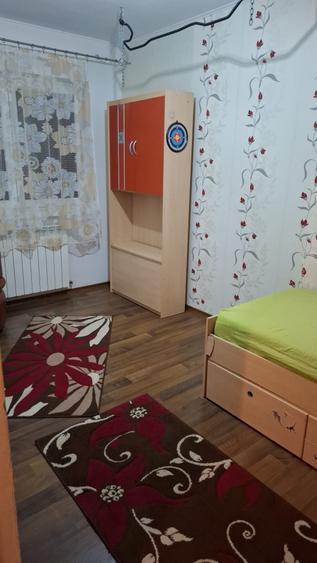 Apartament cu 3 camere semidecomandat în Șcheia