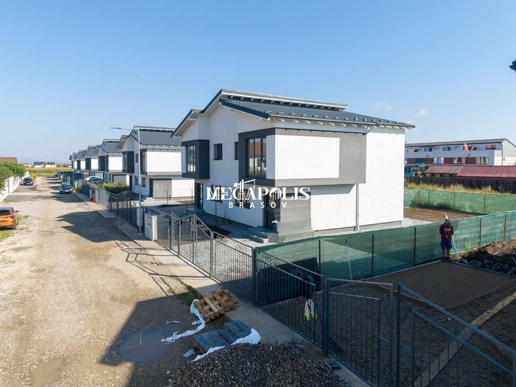Duplex cu 4 camere cu Canalizare în Sânpetru