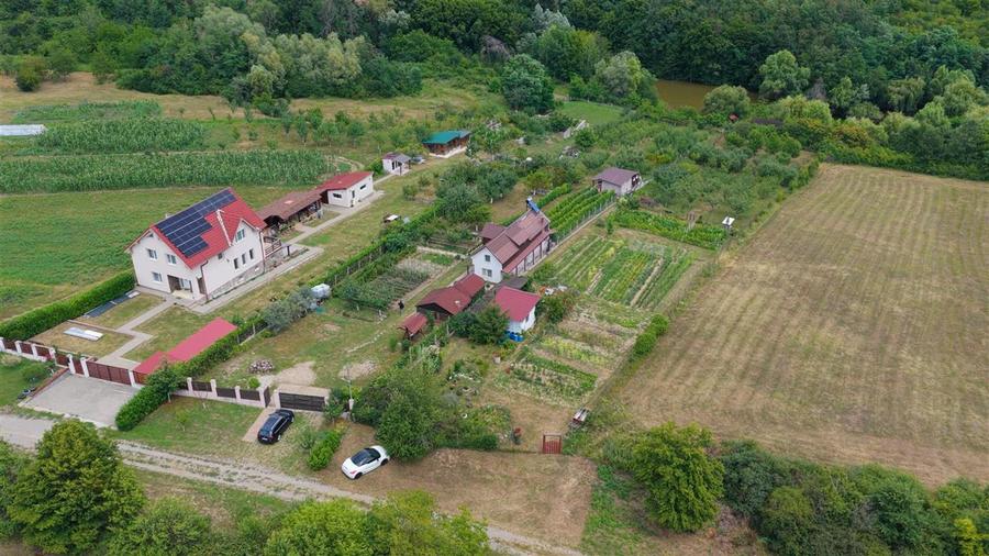 Casă cu 4 camere cu Teren 3300 Mp în Hidișelu de Sus