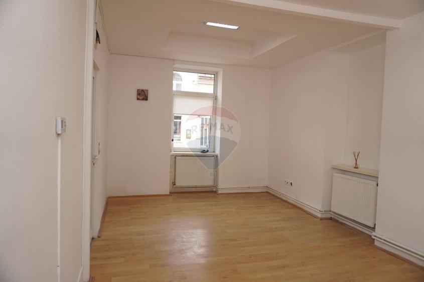 Spațiu comercial, de 23.700000762939 mp, în Central