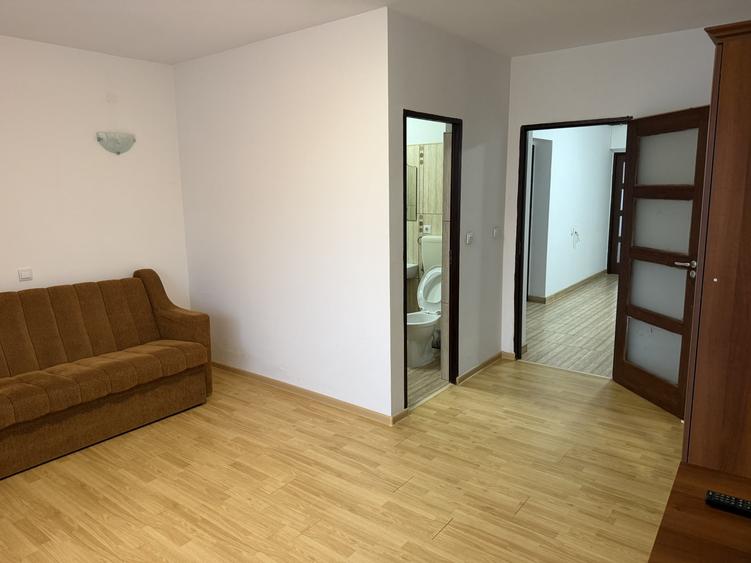 Apartament cu 3 camere decomandat, mobilat în Vasile Aaron