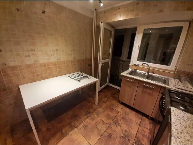 Apartament cu 3 camere semidecomandat în 1 Mai