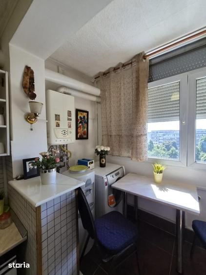 Apartament cu 3 camere semidecomandat în Giulești