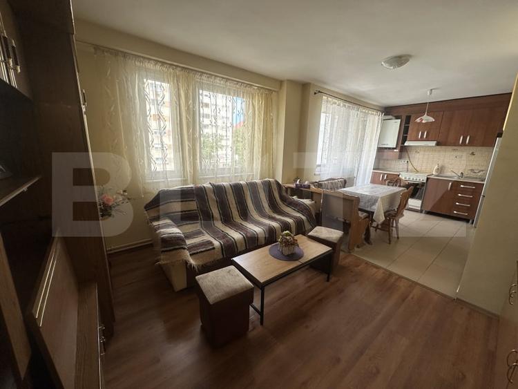 Apartament cu 3 camere, decomandat, 60 mp, zona Centrala - 1