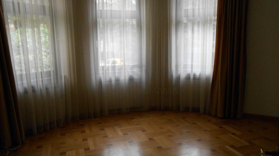 Apartament cu 5 camere decomandat în Capitale