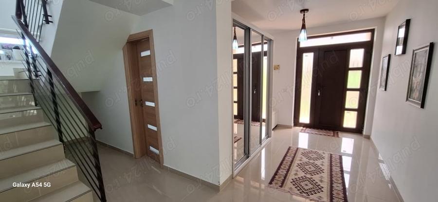 Casă cu 5 camere cu Teren 2500 Mp în Iris