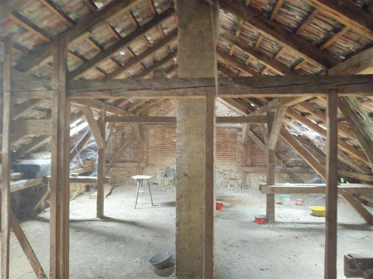 Casă individuală cu 7 camere cu Canalizare în Vest