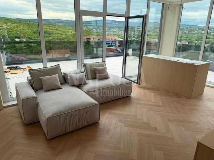 Penthouse cu 3 camere semidecomandat în Sopor