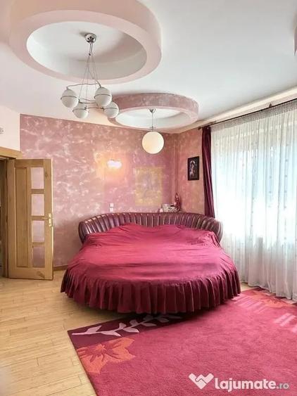 Casă cu 10 camere cu Teren 1700 Mp în Sud