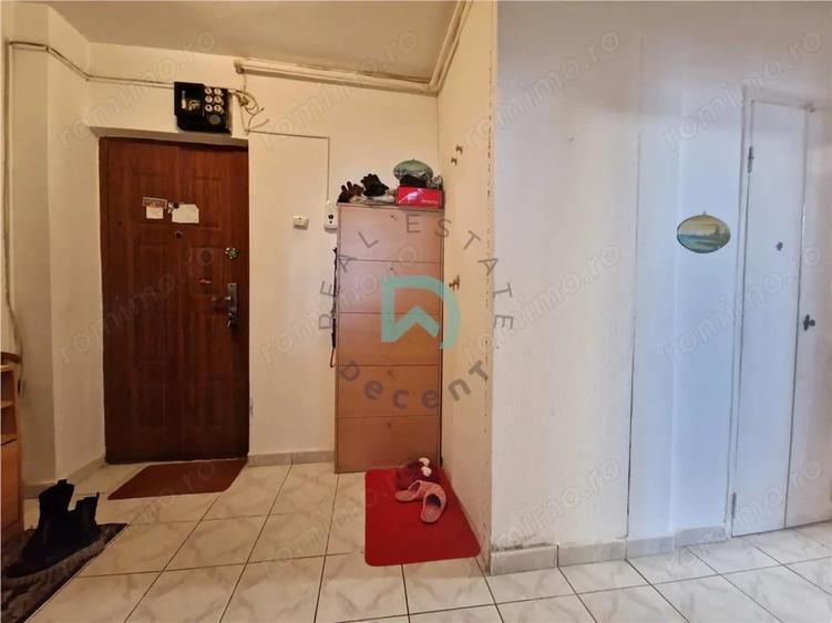 Apartament cu 3 camere decomandat în Astra