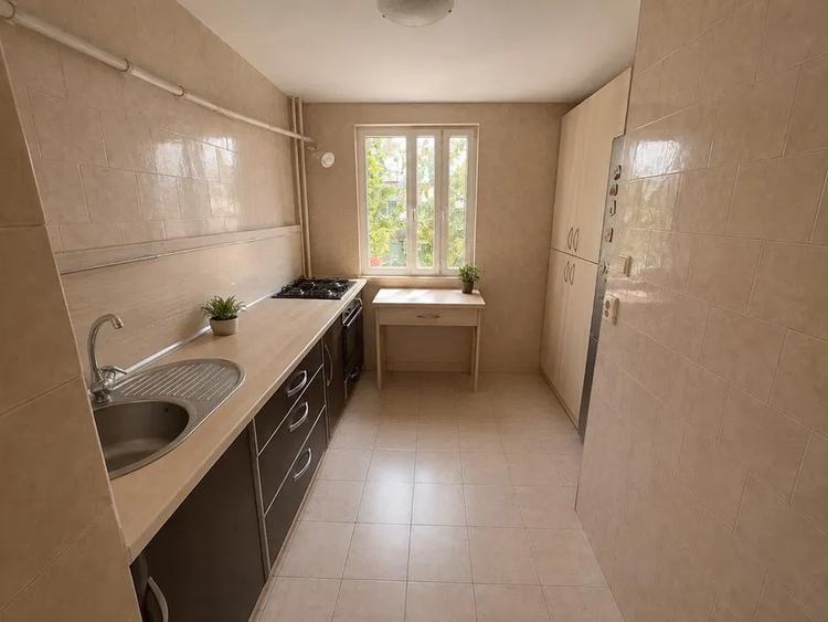 Apartament cu 3 camere decomandat în Drumul Taberei