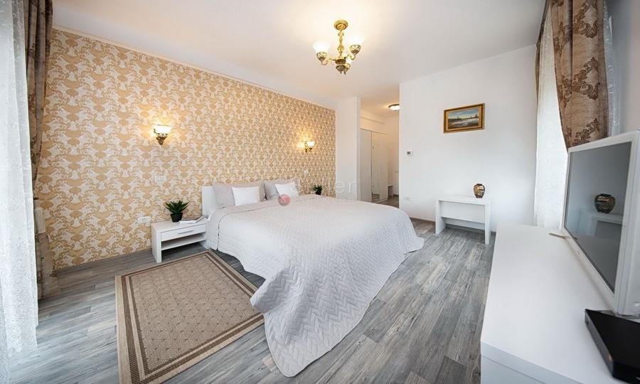 Casă individuală cu 12 camere cu Piscina în Crizbav