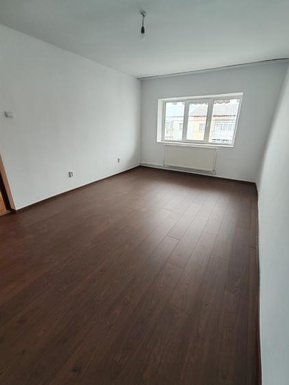 Apartament cu 2 camere decomandat în Adjud