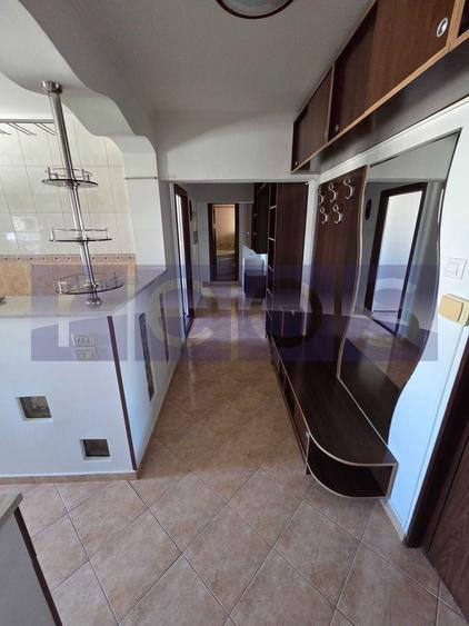 Apartament cu 3 camere, mobilat în Tineretului