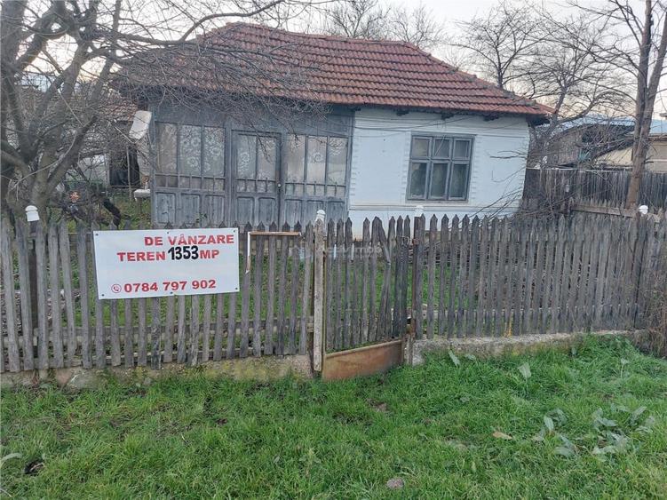 Teren de 1353 mp, în Beceni