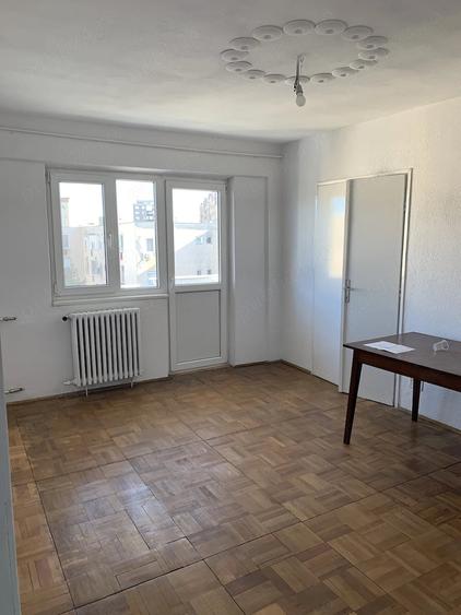 Apartament cu 3 camere semidecomandat în Central
