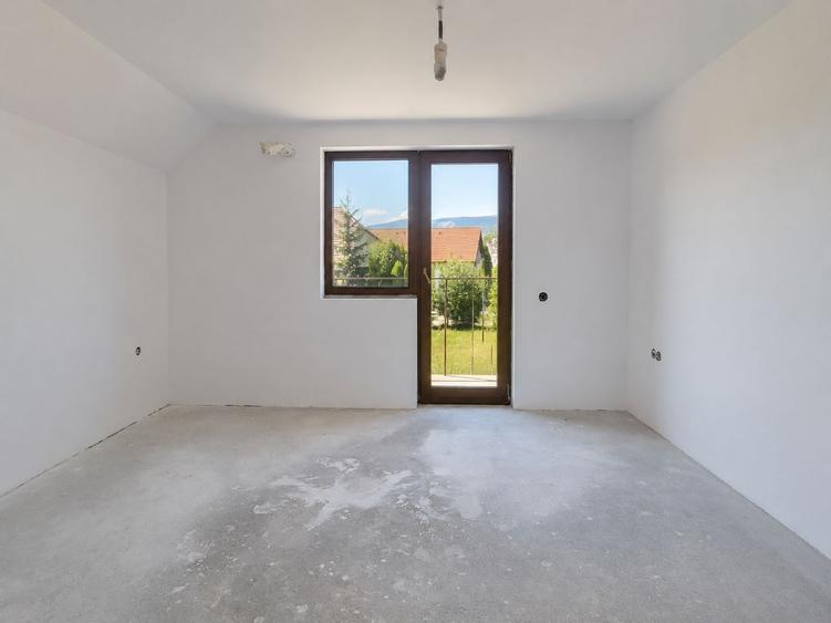 Casă individuală cu 4 camere cu Teren 300 Mp în Exterior Sud