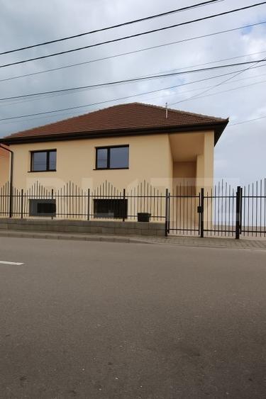 Casă individuală cu 8 camere cu Canalizare în Sebeș