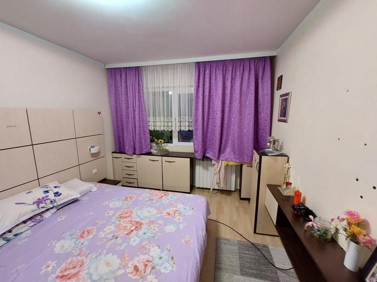 Apartament cu 3 camere decomandat în Est