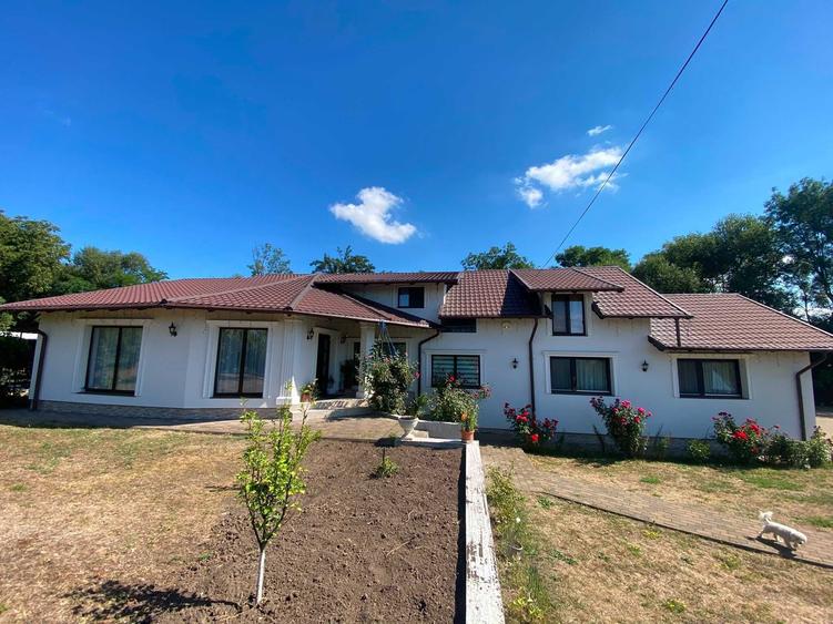 Casă cu 4 camere în Spătărești