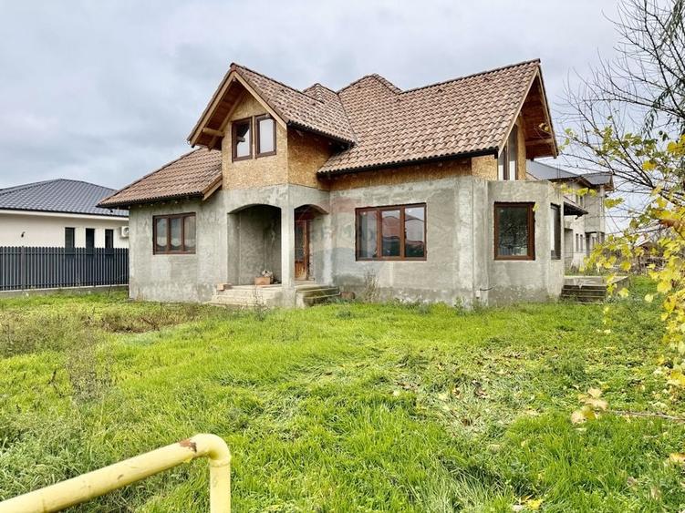 Casă individuală cu 7 camere cu Teren 615 Mp în Est