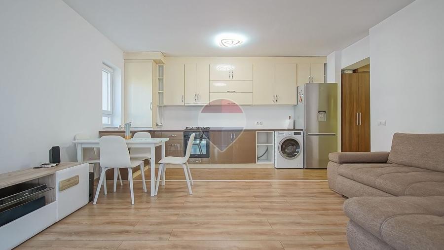 Apartament cu 3 camere decomandat în Tractorul