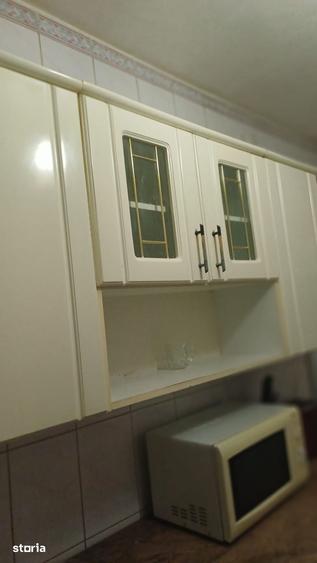Apartament cu 3 camere decomandat în Craiovița Nouă