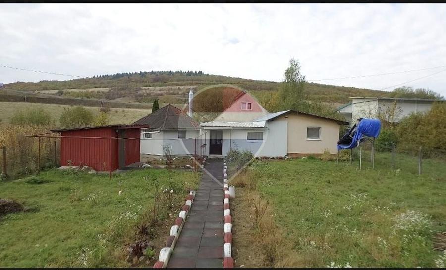 Casă individuală cu 5 camere cu Teren 3300 Mp în Vâlcele