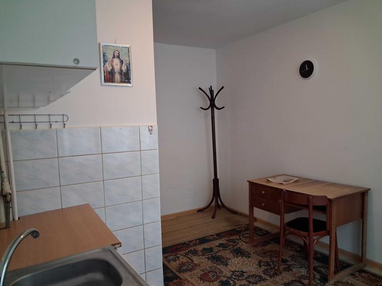 Ofer spre inchiriere garsoniera spatioasa, zona Garii. Rog seriozitate. - 4