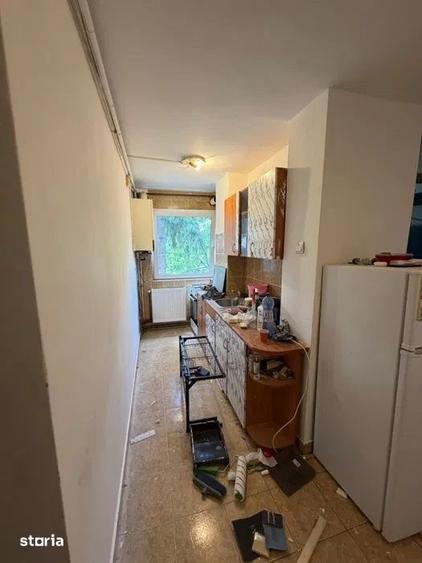 Apartament cu 3 camere semidecomandat în Dâmbu Pietros
