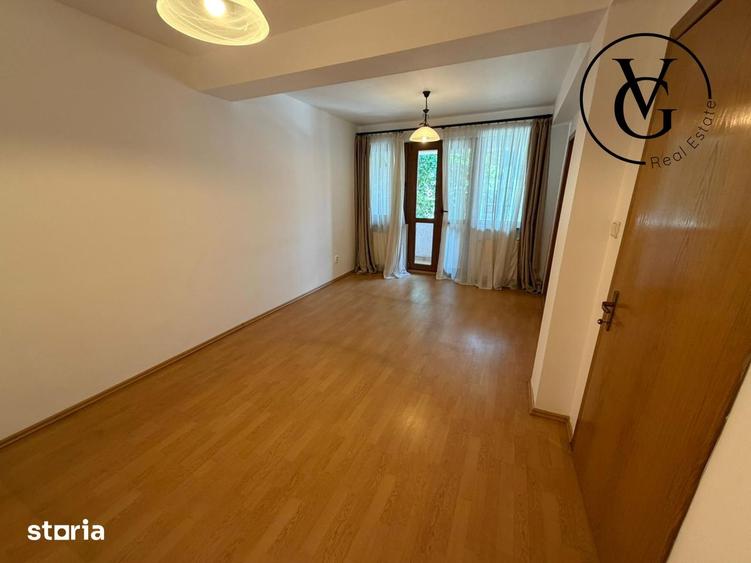 Casă cu 6 camere cu Teren 250 Mp în Tei
